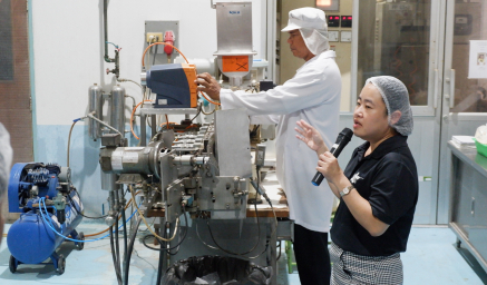 ภาพกิจกรรมหลักสูตรฝึกอบรม เทคโนโลยีการผลิตขนมขบเคี้ยว (Snack Food) และอาหารเช้าธัญชาติ (Breakfast Cereal) ด้วยเครื่องเอกซ์ทรูเดอร์
