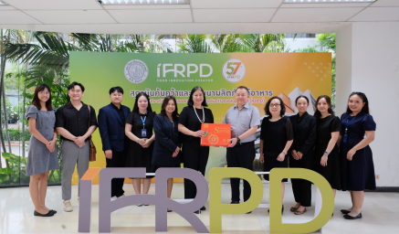 ให้การต้อนรับ รศ.ดร.วาณี ชนเห็นชอบ และคณะจากสาขาวิชาเทคโนโลยีอาหารทางการแพทย์และสุขภาพ ราชวิทยาลัยจุฬาภรณ์ เข้าเยี่ยมชมดูงานสถาบันฯ