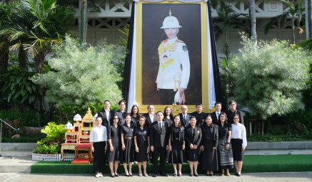 ดร.หทัยชนก กันตรง รองผู้อำนวยการสถาบันฯ พร้อมด้วยผู้บริหารและบุคลากรของสถาบันฯ เข้าร่วมพิธีทำบุญตักบาตรพระสงฆ์ เนื่องในวาระครบ 100 วัน (สตมวาร) แห่งการสิ้นพระชนม์ เพื่ออุทิศถวายเป็นพระกุศลแด่ สมเด็จพระเจ้าลูกเธอ เจ้าฟ้าพัชรกิติยาภาฯ
