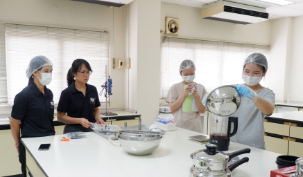 ภาพกิจกรรมการอบรมหลักสูตร “จุลินทรีย์โพรไบโอติกและการประยุกต์ใช้ในผลิตภัณฑ์โยเกิร์ตจากพืช” (เหมาคอร์ส)