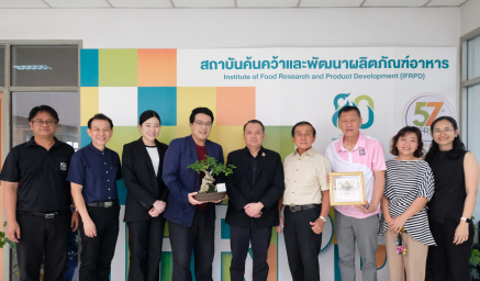 สมาคมนิสิตเก่าอุตสาหกรรมเกษตร มก. พร้อมคณะฯ เข้าพบเพื่อแสดงความยินดีที่ รองศาสตราจารย์ ดร.อนุวัตร แจ้งชัด ได้รับการแต่งตั้งให้ดำรงตำแหน่ง ผู้อำนวยการสถาบันค้นคว้าและพัฒนาผลิตภัณฑ์อาหาร